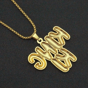 Détail du collier hip hop doré avec pendentif G-Unit sur une grosse chaîne vénitienne