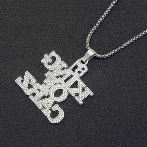 Detalle de collar con colgante G-18 MIX con circonitas incrustadas y cadena de caja