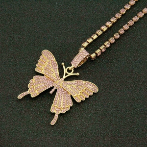 Detailansicht eines Hip-Hop-Schmetterlingsanhängers mit rosa Strass auf Gold