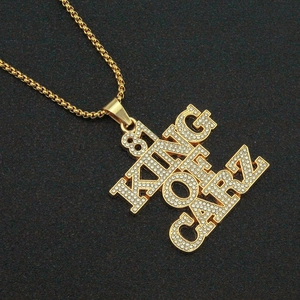Collar hip hop dorado 87 KING OF CARZ con colgantes en capas y cristales brillantes