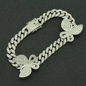 Macro-opname van iced out Cuban link armband met kristallen vlinderhangers en de sluiting