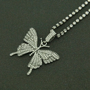 Makroaufnahme einer Butterfly-Halskette in Gunmetal mit funkelnder Kristall-Tennis-Kette