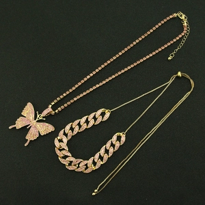 Parure de collier papillon plaqué or avec chaîne cubaine sertie de strass roses