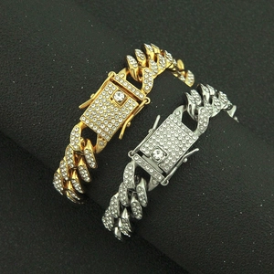 Vue macro de bracelets cubains hip hop or et argent avec fermoir à clapet serti
