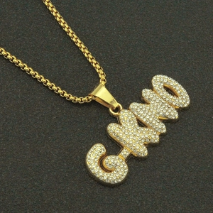 Hip-Hop GIMO Buchstaben-Halskette in Gold-Finish mit funkelnden vereisten Strasssteinen