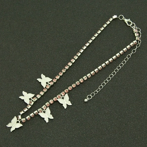 Collier ras du cou en strass roses avec cinq pendentifs papillons argentés sur fond noir