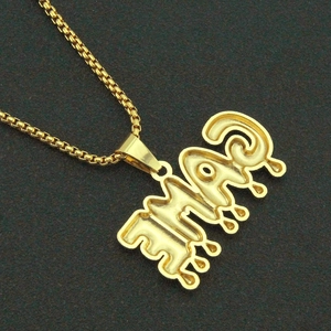Nahaufnahme des Hip-Hop-Anhängers mit E-MAC-Buchstaben, Vergoldung und Boxkette