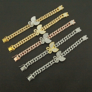 Hip-Hop-Armbänder mit eisigen kubanischen Gliedern und 3D-Schmetterling-Anhängern in Gold