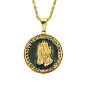 Détail du pendentif mains en prière doré avec bordure grecque et chaîne torsadée pour homme