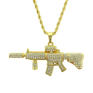 Vue detaillee du pendentif fusil dore hip hop avec strass et chaine maille tressage
