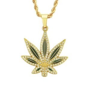 Détail macro du collier feuille d'érable plaqué or avec émail vert et pierres de zircon blanc