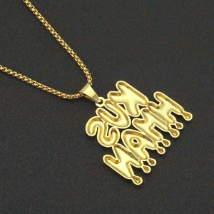 Détail du collier plaqué or avec lettres SUMMAH style dripping et chaîne à maillons