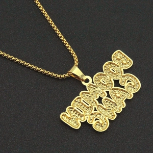 Details der vergoldeten KHOOS und KHAS Buchstabenanhänger mit Nugget-Struktur