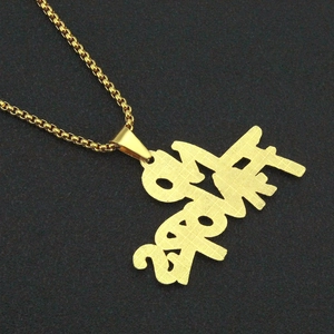 Détail du pendentif lettre 2PAC sur une chaîne à maille vénitienne dorée texturée