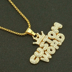 Hiphop Goldkette mit Strass QUEEN Kronenanhänger auf einem dunklen strukturierten Grund