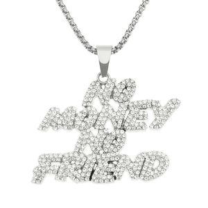 Gros plan du collier NO MONEY NO FRIEND en argent avec des cristaux de style hip hop