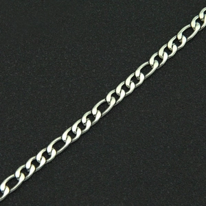 Collana a catena Figaro in argento lucido con motivo a maglie 3+1 su sfondo nero chic