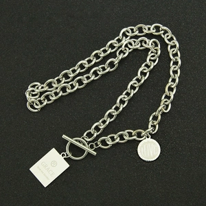 Détails du collier à maillons argentés avec fermoir OT et pendentif carré GRACE chic