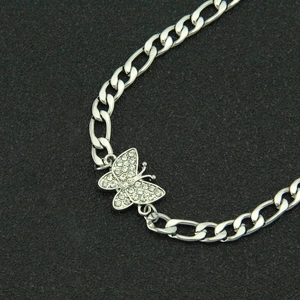 Collana a catena groumette in argento lucido con un ciondolo a farfalla in strass lucenti