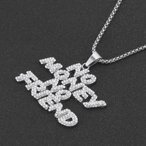 Détail macro du pendentif MONEY FRIEND serti de strass avec sa chaîne box