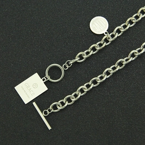 Détail du collier en chaîne d'acier titane avec boucle OT et pendentifs gravés Paris