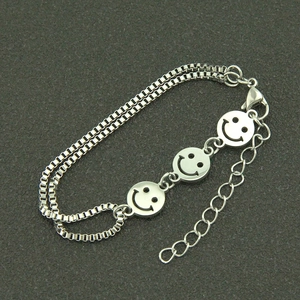Bracelet double rang avec smiley argenté, fermoir mousqueton et chaînette de réglage réglable