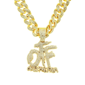 Colgante OTF con diamantes en una cadena cubana dorada para un estilo hip hop real