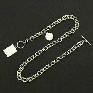Collier chaîne argentée industrielle avec fermoir OT et pendentifs pièce et rectangle