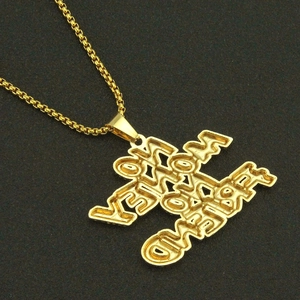 Détail macro d'un collier avec pendentif personnalisé doré et chaîne à mailles serrées