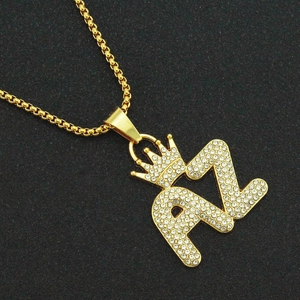 Collier avec pendentif lettre couronne hip hop et strass brillants sur fond noir