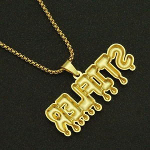 Detail view of the polished golden box chain and back side of the Santos pendant