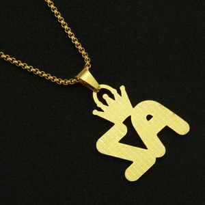 Détail d'un collier hip hop doré avec pendentif couronne et lettres YA avec textures