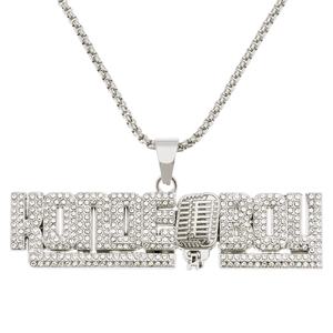 Dettaglio macro della collana hip hop argento con lettere KONHOE BOU e pendente microfono