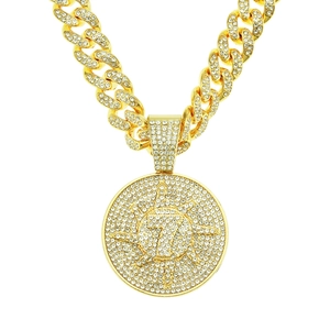 Cadena cubana con colgante de número 7 dorado y micropavé de cristales brillantes