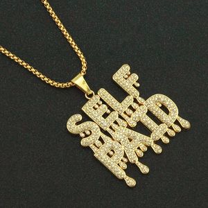 Collana hip hop 'SELF MADE' con ciondolo a lettere dorate e pavé completo di pietre brillanti
