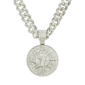 Gros plan sur la chaîne cubaine argentée avec pendentif rond chiffre 7 serti de diamants