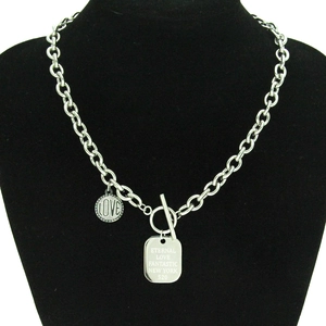 Collier Harajuku en acier industriel avec fermoir à bascule et pendentifs gravés