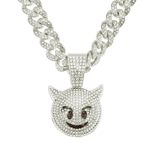 Détail du pendentif monstre serti de pierres violettes sur une chaîne cubaine argent