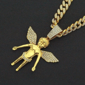 Collier hip hop avec pendentif ange doré, ailes serties de diamants et chaîne cubaine