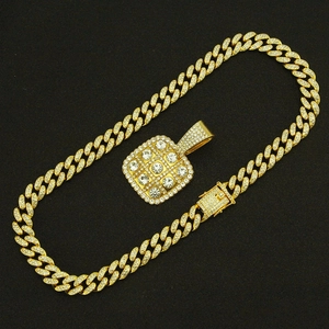 Gros plan sur la chaîne cubaine plaquée or sertie de diamants et son pendentif scintillant