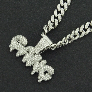 Makroaufnahme einer silbernen Panzerkette mit diamantbesetztem SAVAGE-Anhänger