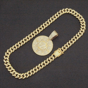 Vue détaillée de la chaîne cubaine sertie avec un pendentif médaillon soleil brillant