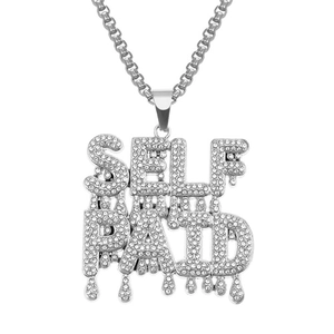 Détail du collier hip hop argenté avec pendentif SELF PAID effet dégoulinant et strass