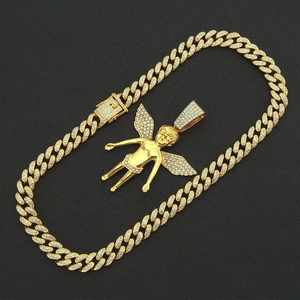 Gros plan sur une chaîne cubaine dorée hip-hop avec un pendentif ange Cupidon serti de diamants