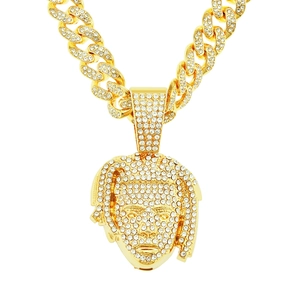 Collana hip hop dorata con maglia cubana e ciondolo ritratto con strass e zirconi lucidi