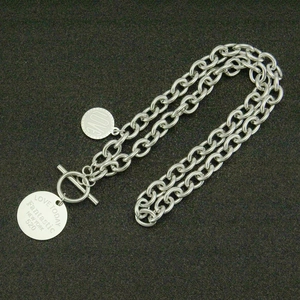 Détail du collier chaîne épaisse en acier avec fermoir OT et pendentifs LOVE TODAY