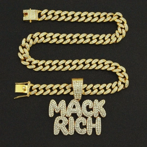 Collier chaîne cubaine dorée avec pendentif lettres MACK RICH serti de diamants