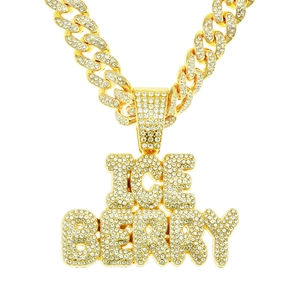 Gros plan sur une chaîne cubaine dorée hip-hop avec pendentif ICE BERRY pavé de strass