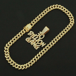 Détail du pendentif 30 BILLION GANG avec cristaux blancs sur une chaîne cubaine dorée
