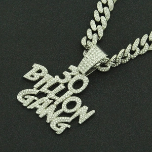Vue détaillée du pendentif 30 BILLION GANG serti de strass sur grosse chaîne cubaine